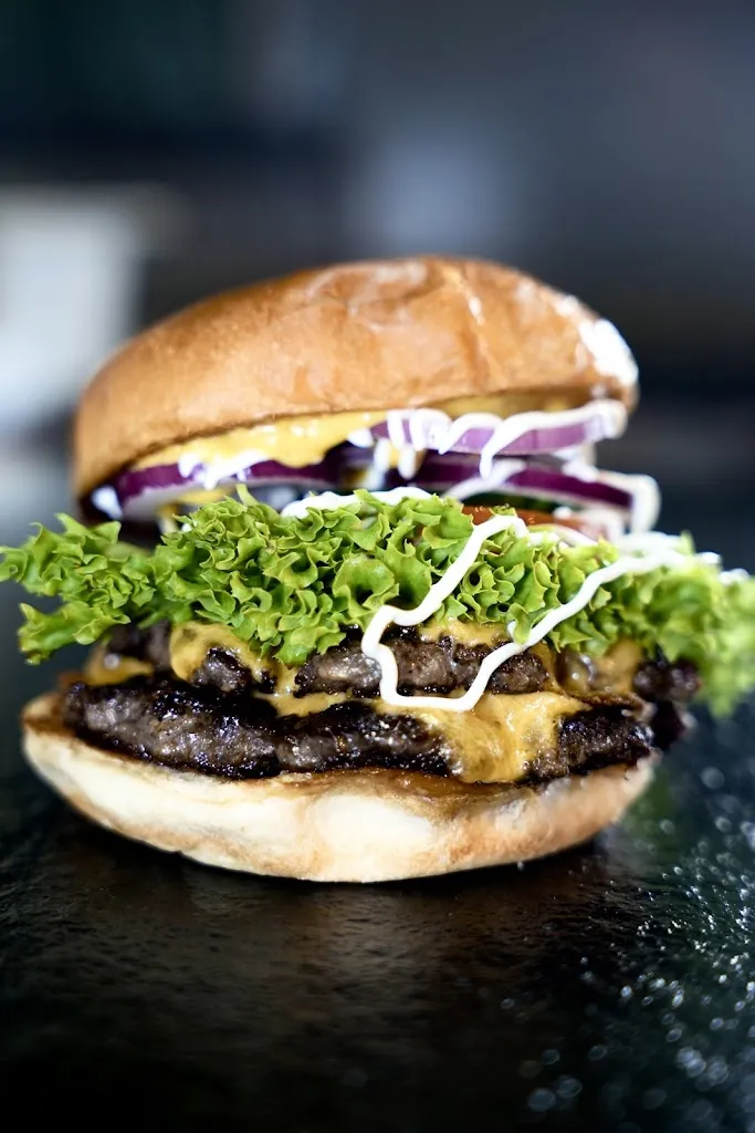 BRUTZELHAUS - Rüdesheim am Rhein - 𝐁𝐮𝐫𝐠𝐞𝐫 | 𝐖𝐮𝐫𝐬𝐭 | 𝐏𝐨𝐦𝐦𝐞𝐬 | 𝐒𝐚𝐥𝐚𝐭_Rhein_slider_image_2