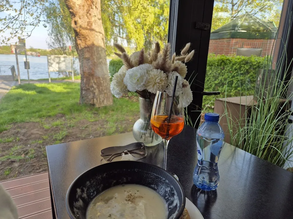 Julia M_Friedrichs am See__review