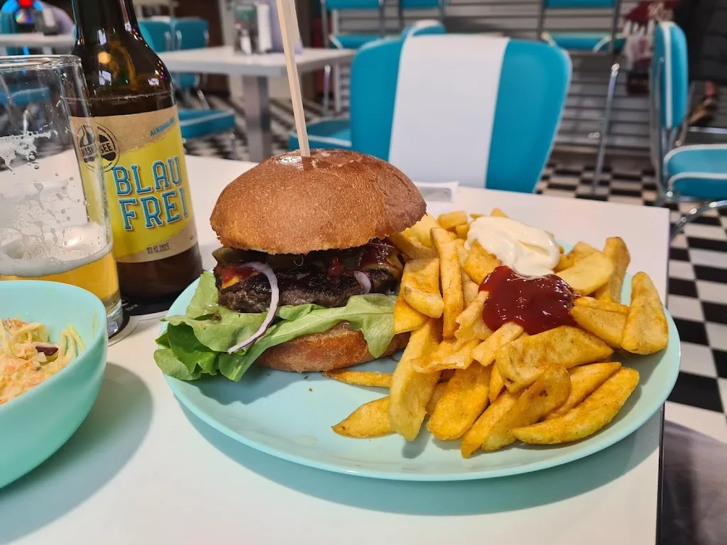 V8 Diner & Steakhouse_Hillerse_slider_image_3