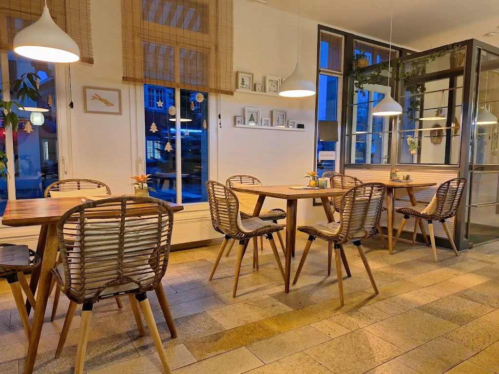 Anja Arnold_Café Calma_Allensbach_review