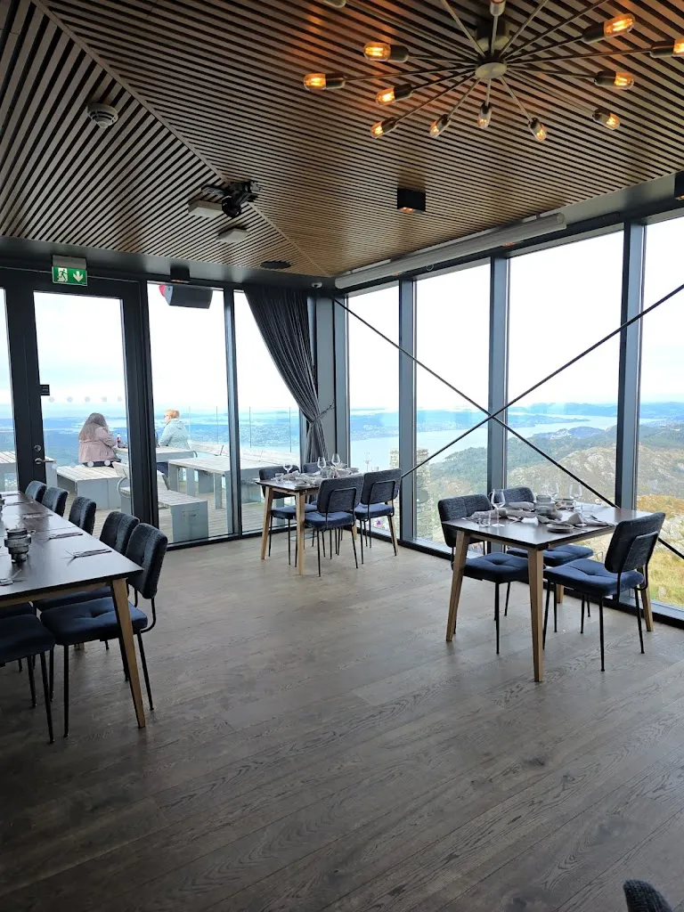 SKYSKRAPEREN RESTAURANT_Norway_slider_image_1