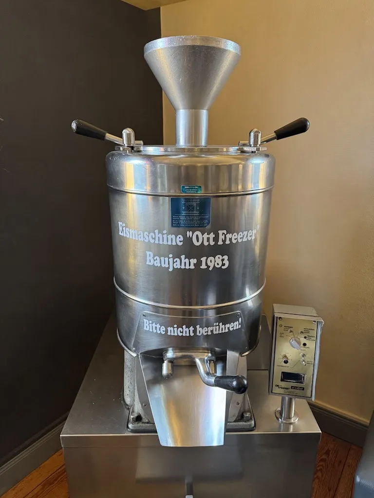 Jens Biertz_Eiscafé Tropical_Brietlingen_review