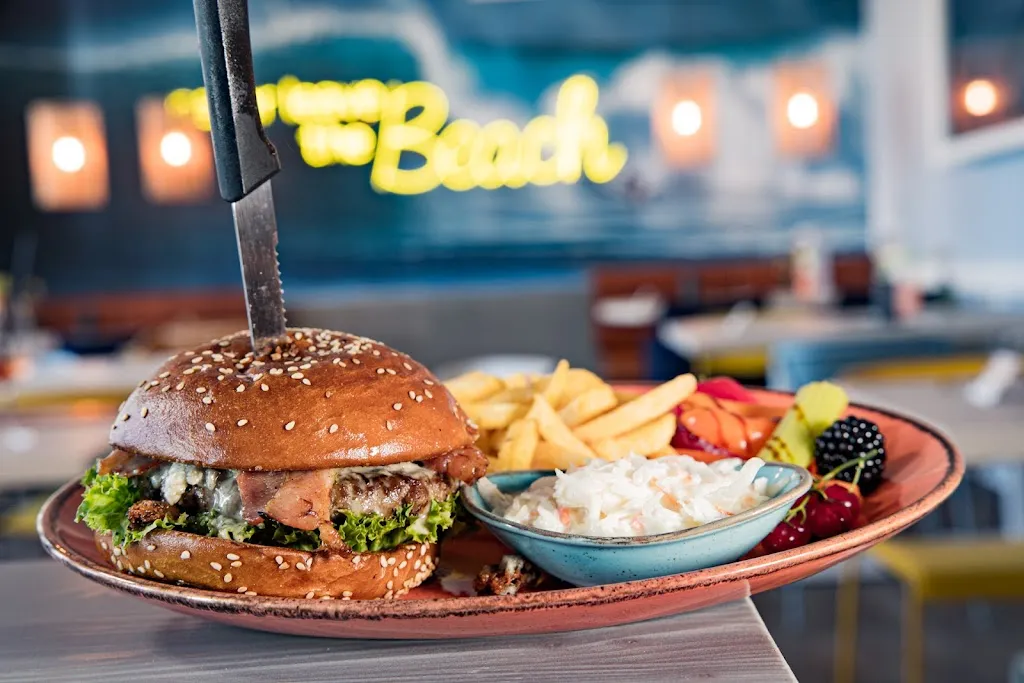 CHILLERS – Burger, Wings, Drinks & More_Borkum_slider_image_3