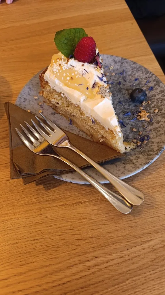 Lena Marie Hahn_Mel‘s Café Liebevoll_(Elbe)_review