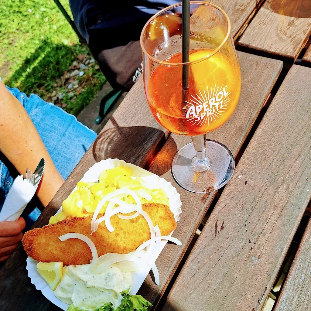 Susan Wegner_Zur Elbaussicht_Drage_review