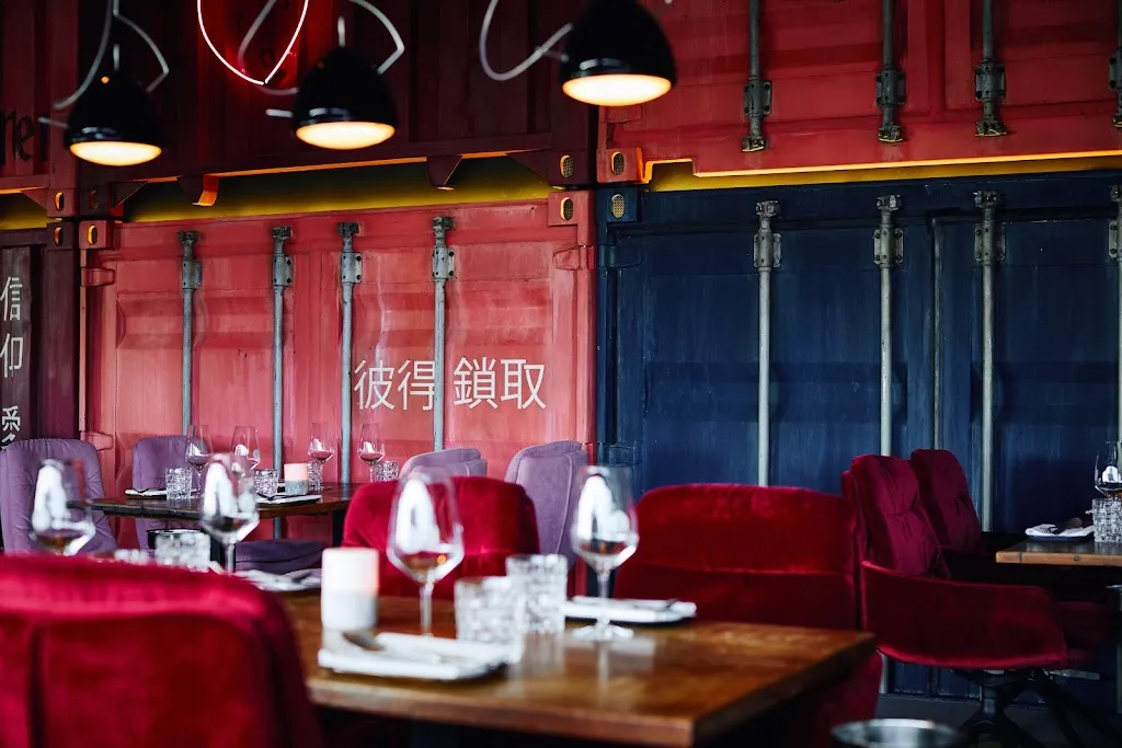 am kai | restaurant. seafood. drinks. elbblick restaurant in Hamburg