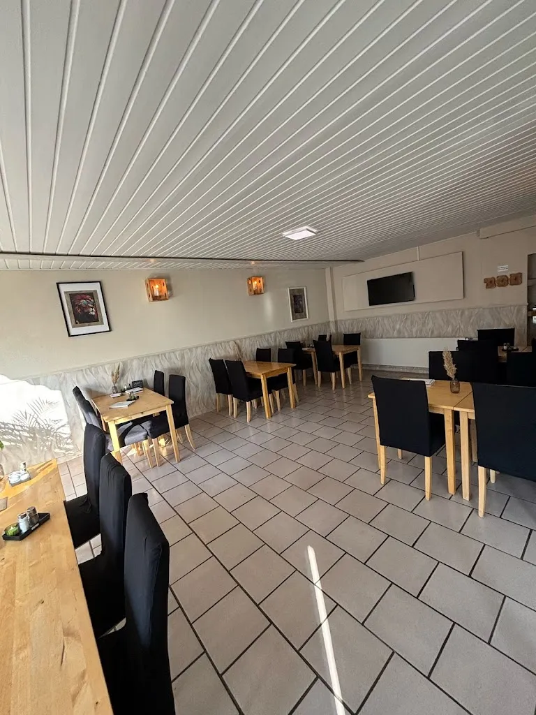 Unique Bar & Bistro_Elze_slider_image_1