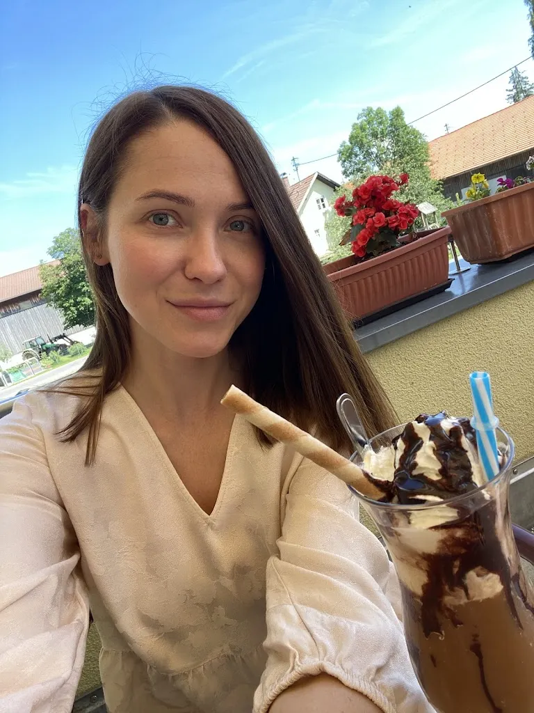 Evgeniya Malinina_Balkan Grill Dino_Burggen_review