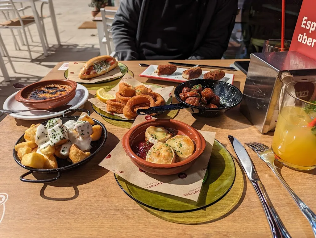 Taylor Hafemeister_Muchos Más_Oldenburg_review