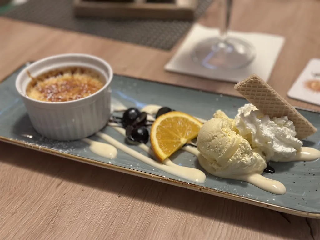 Jenny Kumke_THE TWINS_Hoya_review