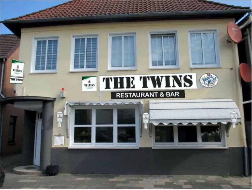 THE TWINS restaurant in Hoya