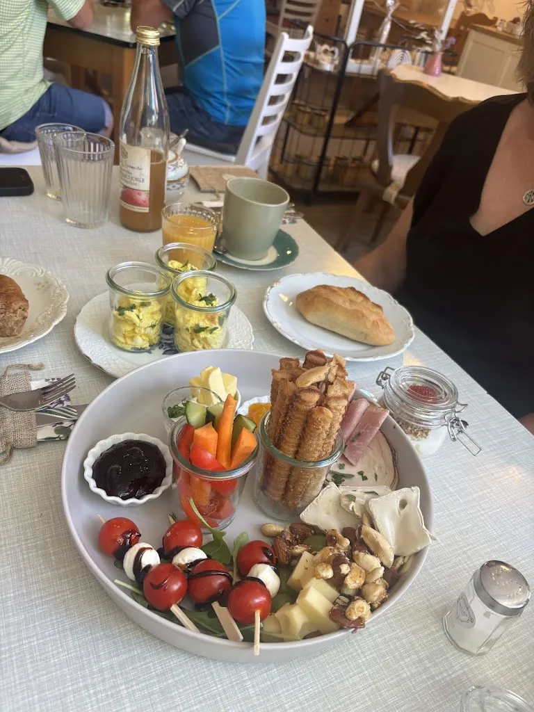 Lea Leibold_TANTE ERLA_Erlabrunn_review