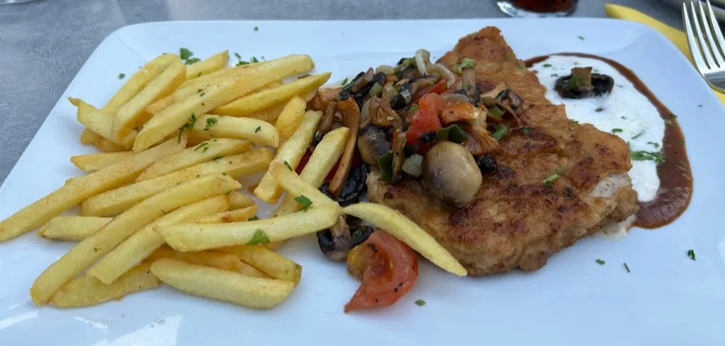 Marie Miemczyk_BriSand Cafe-Restaurant im CENTRO-KÖ_Elm_review