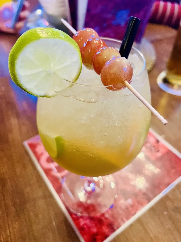 Je. Rei._My bodega UG_Lehrte_reseña