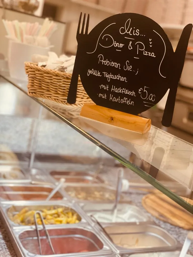 Mis Döner & Pizza restaurant in Main