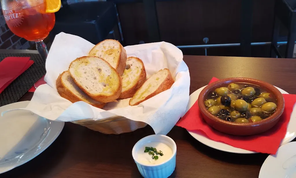 Astrid J Kono_Arco Tapas Bar_Weener_recensione