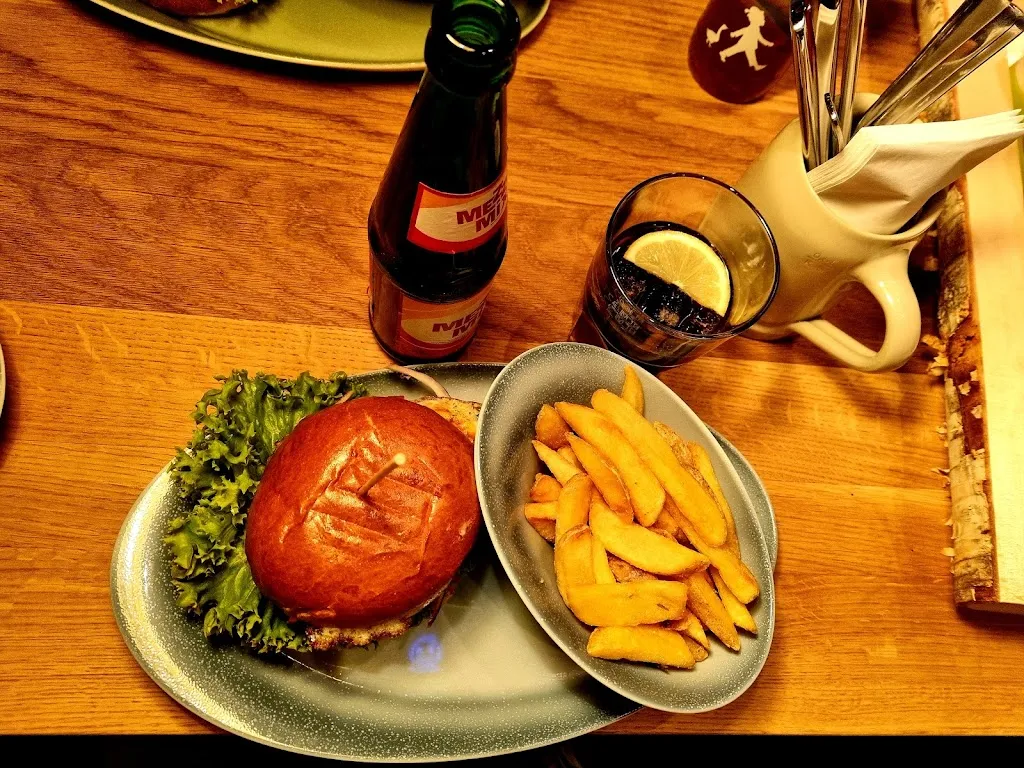 Trần Mạnh Cường_HANS IM GLÜCK - ERLANGEN Hugenottenplatz_Erlangen_review