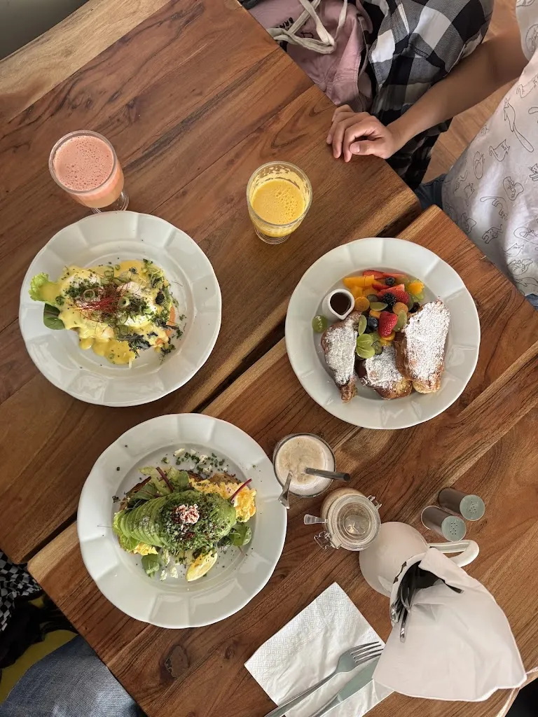 Nimrod W_Bavard cafe_Czechia_review