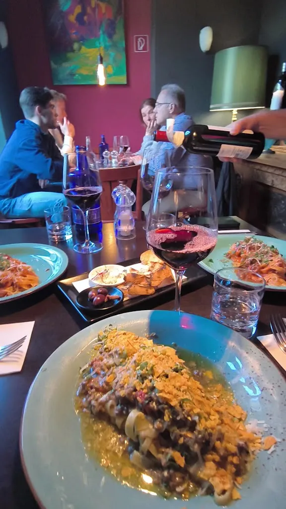 eat/ITALIAN PASTA & WINE BAR_Bonn_slider_image_2