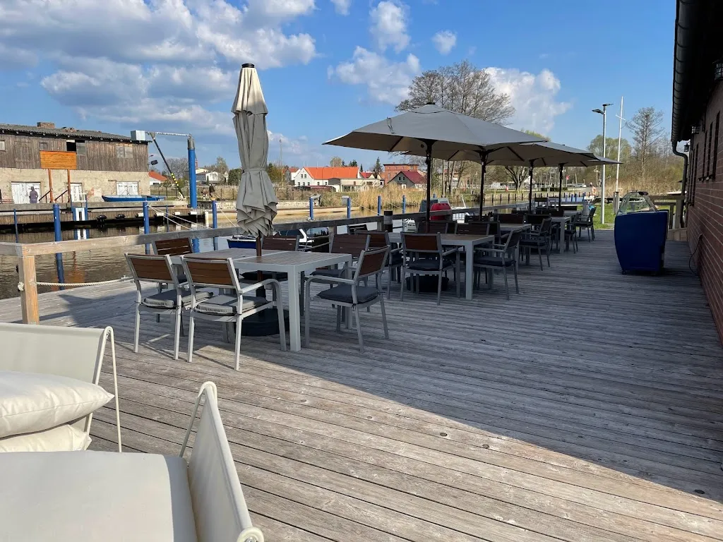 Hafenbar Eggesin - Restaurant & Camping - 2.Einfahrt - Direkt im Hafen, direkt am Wasser! ristorante a Eggesin