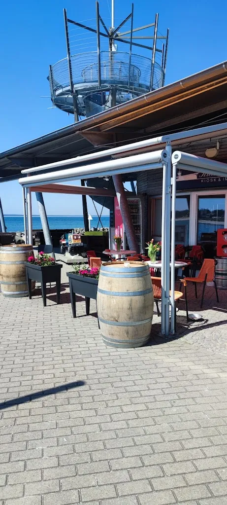 Kleine Brise Hafen Glowe restaurant in Glowe