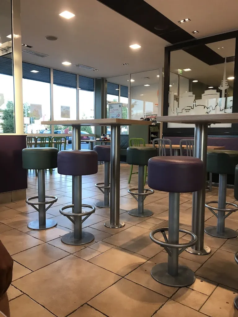 H.C. Hsu_McDonald's_Feucht_reseña