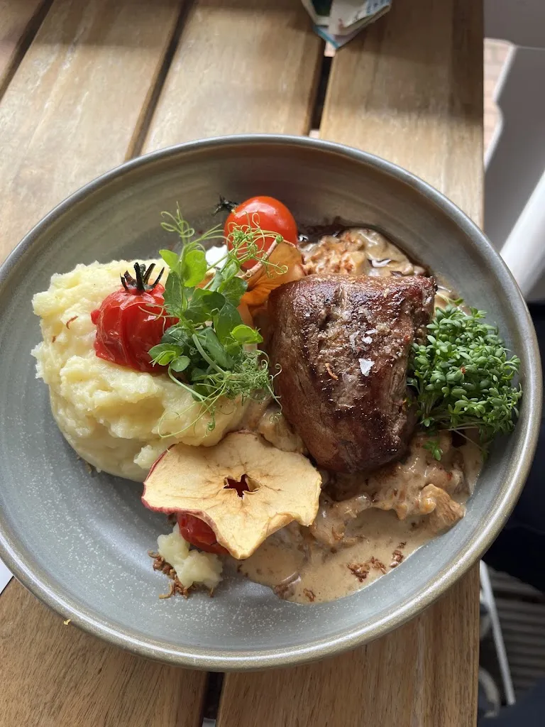 Tassiani Costa_Restaurant Clara + Jo_Binz_review