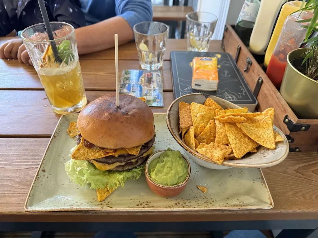 PETER PANE Burgergrill & Bar_Binz_slider_image_3