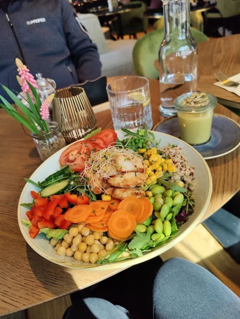 Sabine Gabriel_Lorenz Tagesbar_Donau_review