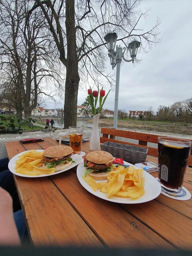 Rumyana U-Lazarova_Pier77_Donau_review