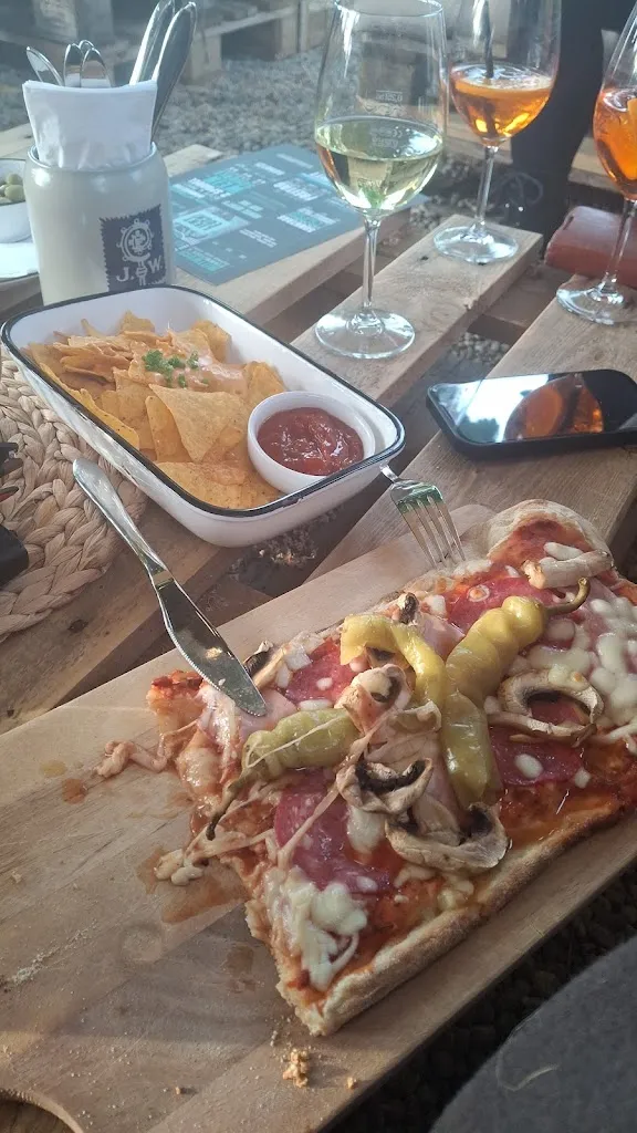 Virginia Frenzel_Tanzcafe Hertlein_Donau_review