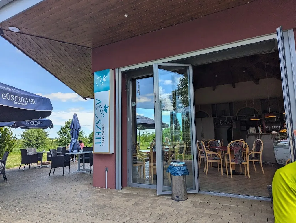 Astrid Wendland_Seepavillon_Sternberg_review