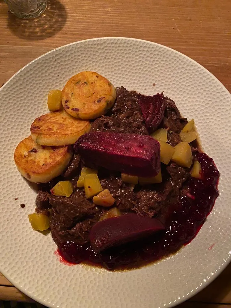 Amilcar Saraiva_Hofkücherl_Forstinning_review