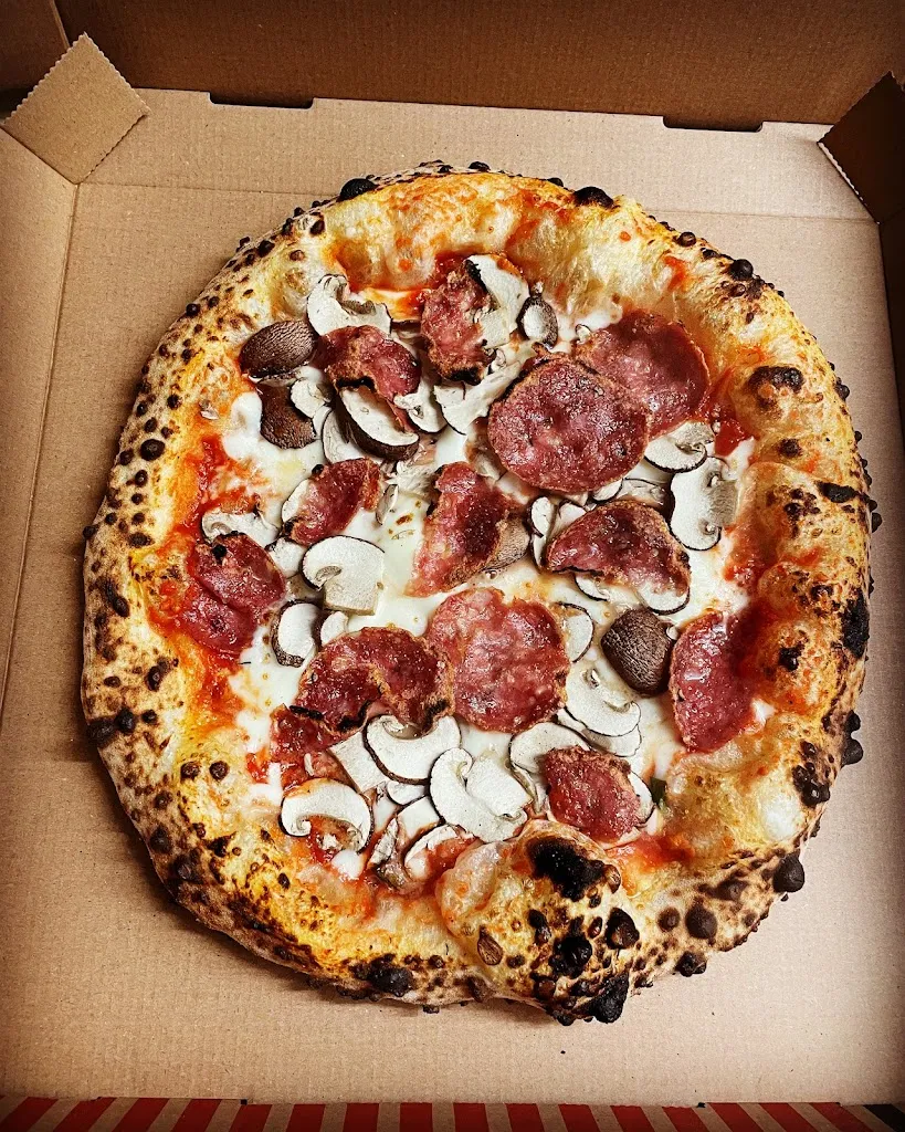 Pizzaiolo Ingo Food Trailer_Forstinning_slider_image_3