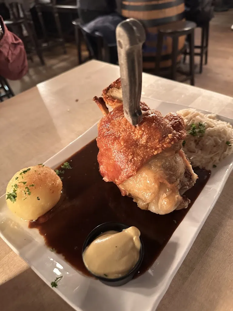 Suelen Baum_Servus Colonia Alpina_Köln_review