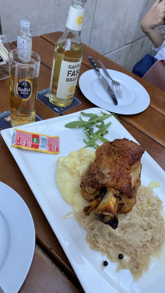 Xinru Chen_Lederer_Köln_review