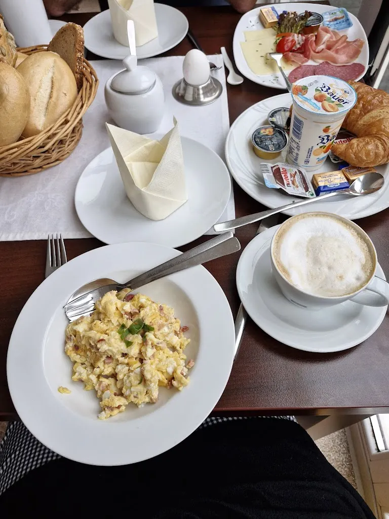 Martina Bender_Café am See_Meinberg_review