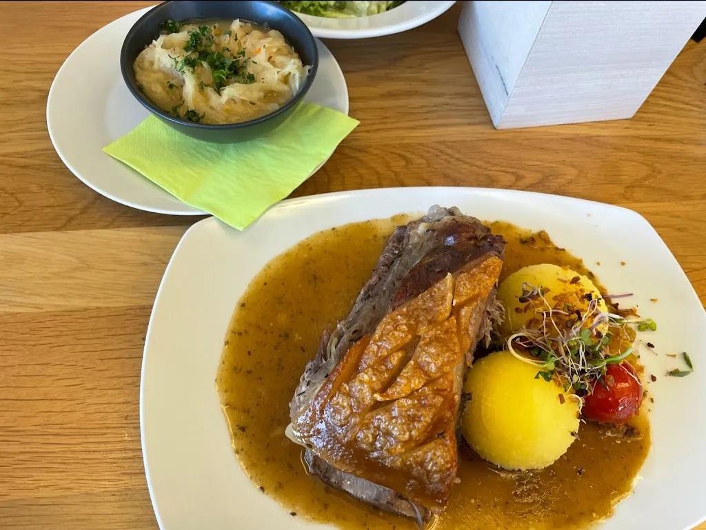 YUAN PENG_Erlebnisgastronomie Pilatushof Hausen_Hausen_review