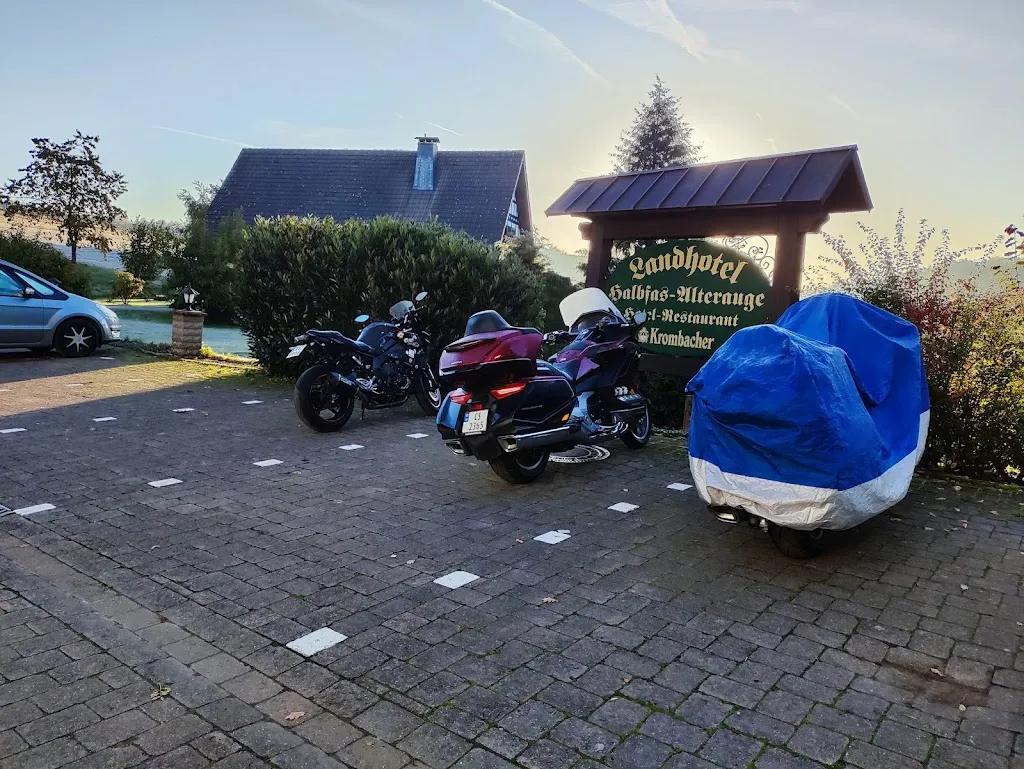 Wojtek JT_Landhaus Halbfas-Alterauge_Drolshagen_review