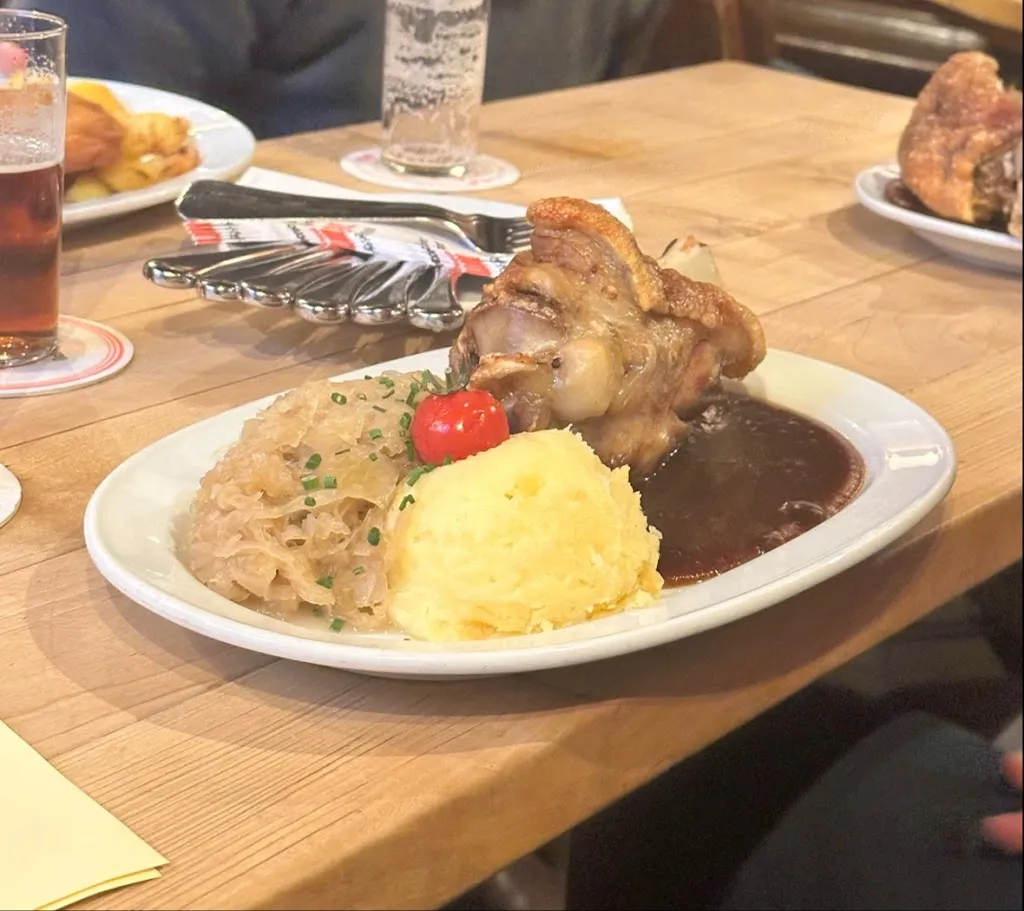 Kate Mikhelson_Uerige_Düsseldorf_review