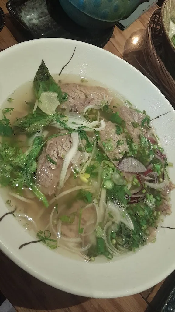 Bee Somphet_36 PHỐ CỔ - Vietnam Bao Burger · Le Caphe · Hotel & Suites_Weimar_review