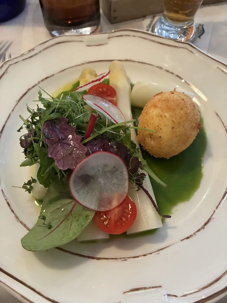 Pi Wlo_Gute Stube by Daniel Georgiev_See_review