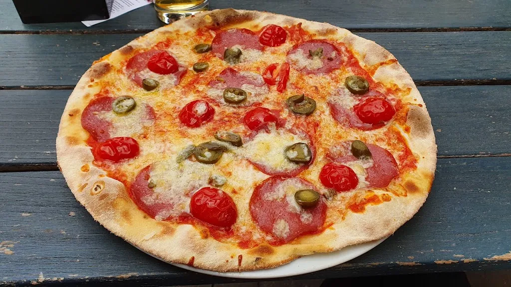 Dimitri Kromm_Rote Soße - make pizza not war_(Saale)_review