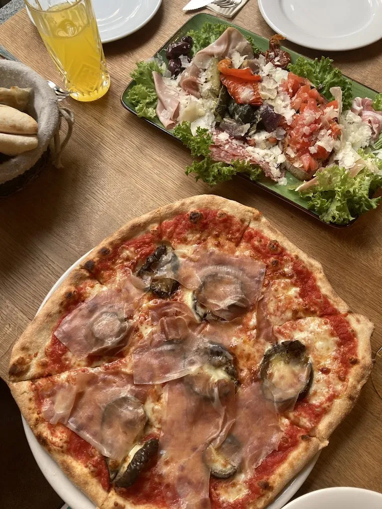 Josephin Heller_Pizzeria Luna_(Saale)_review