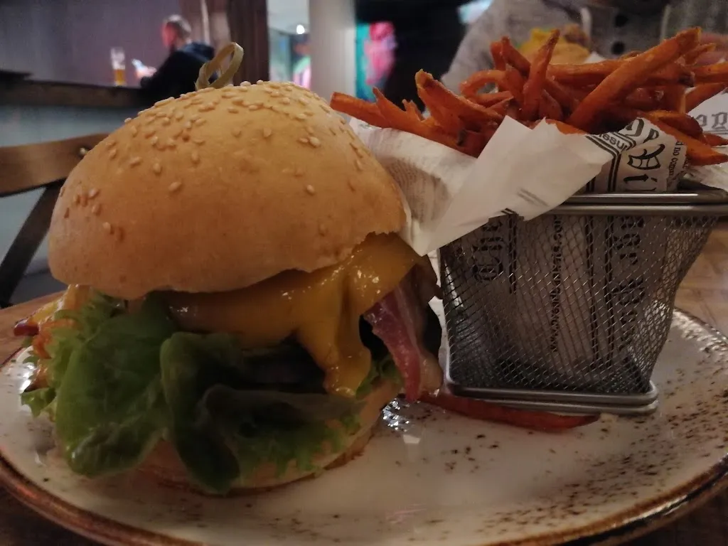 Niti Epp_Angus Club Steaks & Burgers_Friedberg_review