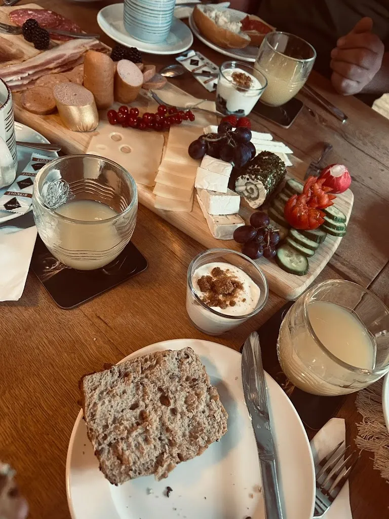 Ann-Christin Hensel_Ginsburg_Hilchenbach_review