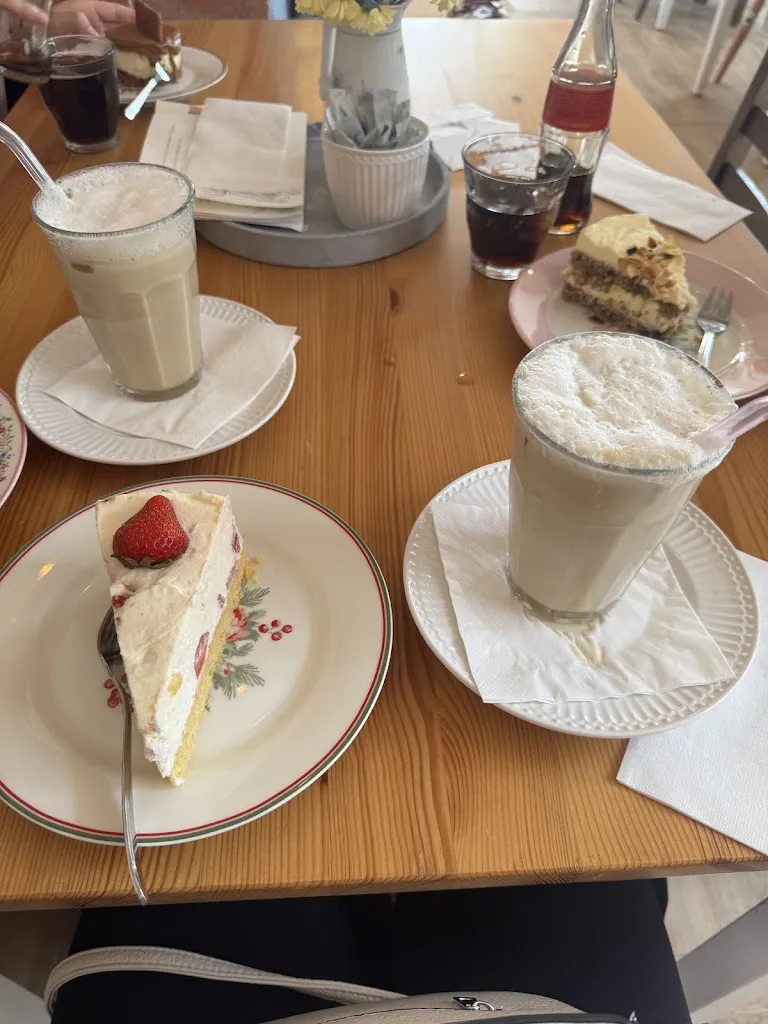 Yara Karwan_Die Kaffeeküche_Hille_review