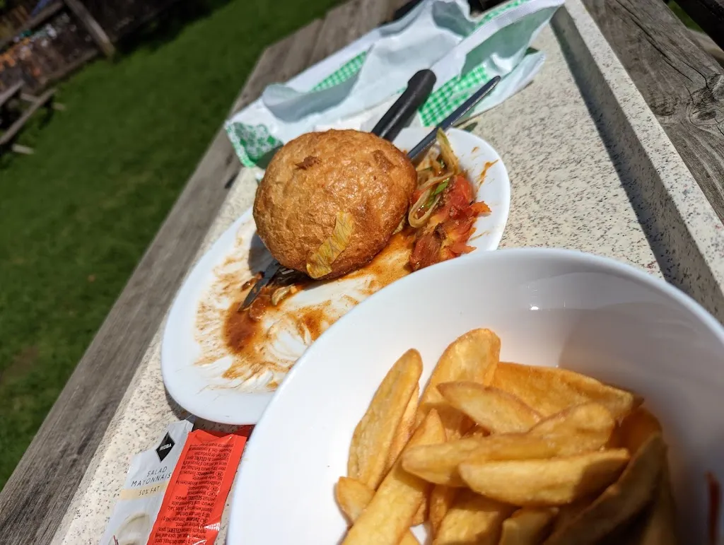 Claudius Schmitt_Forsthaus Kasten Biergarten (bei schönem Wetter)_Gauting_review