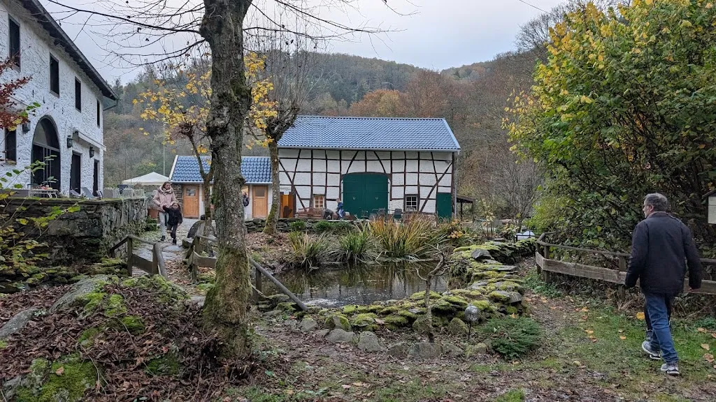 Normän Naboulsi_Waldcafé Mestrenger Mühle_Hürtgenwald_review