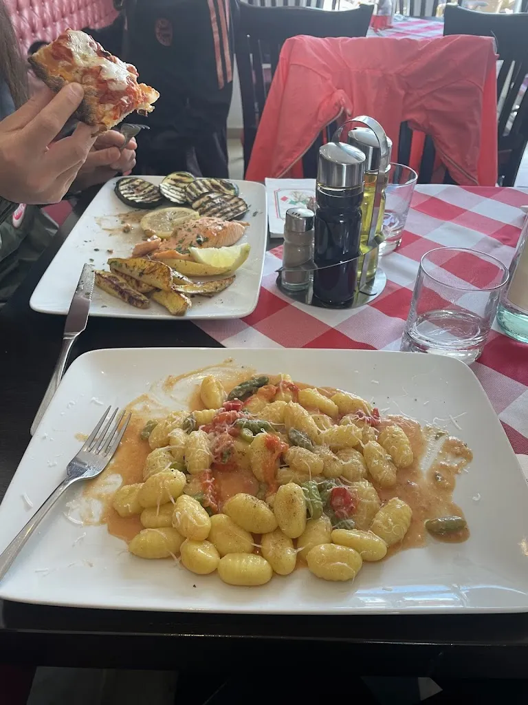 Nadja Aydogdu_Bar Paparazzi_Geisenfeld_review